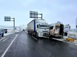 Ağrı'da Tır-Minibüs Kazası: 8 Yaralı