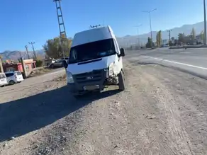 Doğubayazıt'ta Minibüs Kazası: 3 Yaralı