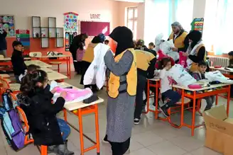 İstanbul Öğrencileri Ağrı'daki Kardeşlerini Giydirdi