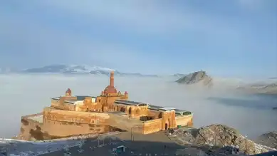 İshak Paşa Sarayı Sise Büründü