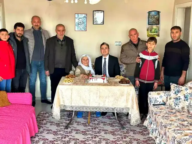 89 Yaşındaki Kadına Sürpriz Doğum Günü Kutlaması