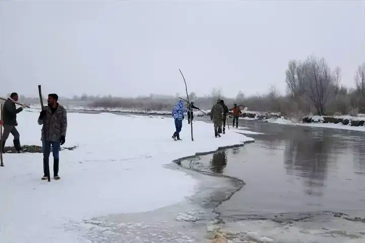 Çakıroba Köyü'nde Buz Üzerinde Balık Avı