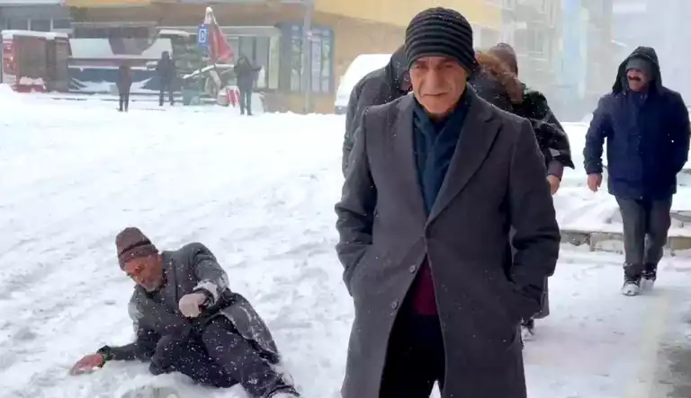Ağrı'da Buzlanma Tehlikesi: Yollar Kaygan!