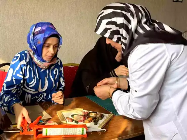 Ağrı'da Kadınlar Kağıt Rölyefle Kazanıyor