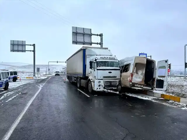 Ağrı'da Tır-Minibüs Kazası: 8 Yaralı