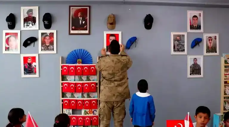Ağrı'da Şehitler Anısına Okul Süslendi