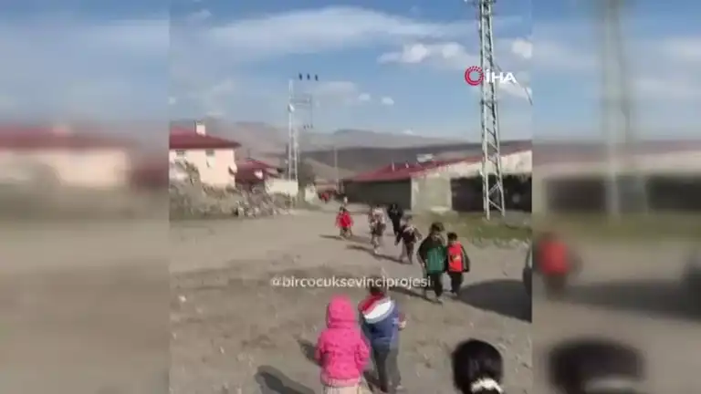 Öğretmene Uzaktan Duygu Dolu Sürpriz