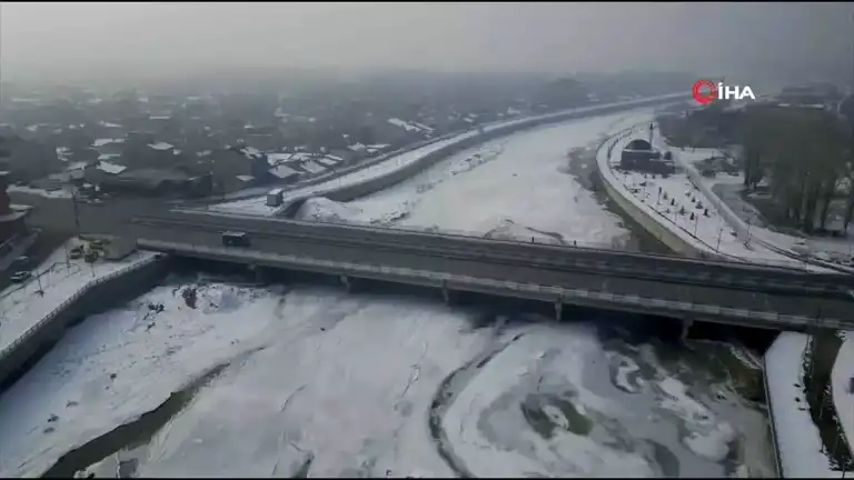 Ağrı'da Murat Nehri Buz Tuttu!