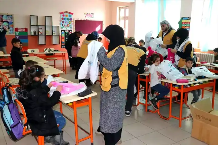 İstanbul Öğrencileri Ağrı'daki Kardeşlerini Giydirdi