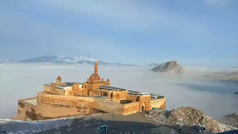 İshak Paşa Sarayı Sise Büründü