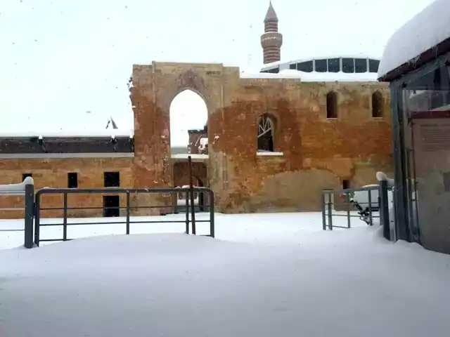 İshak Paşa Sarayı'nda Kar Kaldırma Çalışmaları