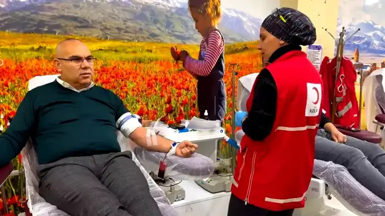 Vali Koç'tan Kızılay'a Kan Bağışı Desteği