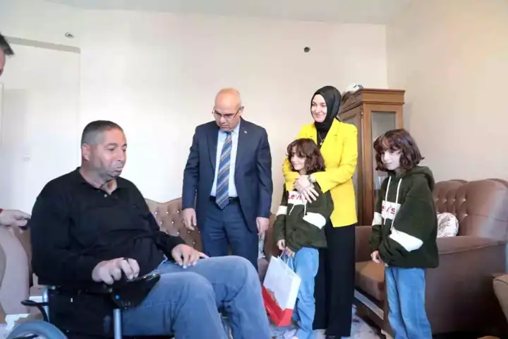 Vali'nin Özel Gereksinimli Vatandaşa Ziyaret ve Hediyesi